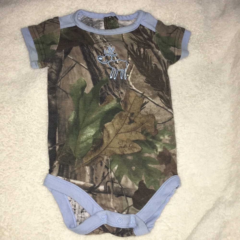 Lil’ Magellan. 3-6 M. Camo/Baby Blue Deer Onesie.